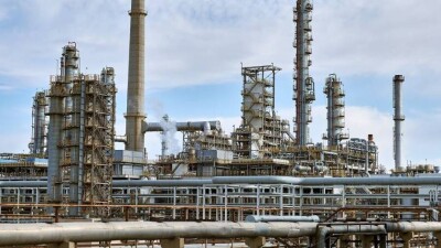 На АНПЗ начали внеплановую проверку после жалоб жителей на неприятный запах