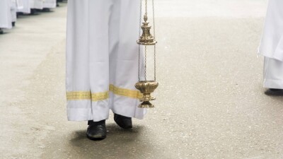 Греческих священников подозревают в отмывании денег через ночные клубы