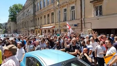 В Тбилиси противники ЛГБТ-сообщества сорвали "Марш достоинства". Во время акции вспыхнули беспорядки, есть пострадавшие