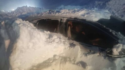 Шесть легковых машин и микроавтобус накрыло лавиной в Кыргызстане