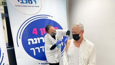 Министр обороны Израиля, вакцинированный четыре раза, заразился коронавирусом