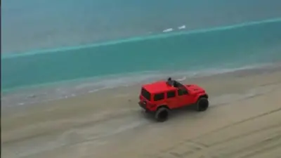 Блогера из Узбекистана наказали за езду по Каспийскому морю на джипе