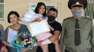 Девочку, спасшуюся в Чарынском каньоне, наградили грамотой МЧС