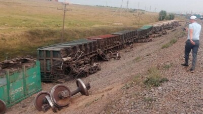 Грузовые вагоны сошли с рельсов близ Шымкента. Повреждены линии электропередач