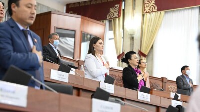 Парламент Кыргызстана проголосовал за снижение квоты для женщин-депутатов. Парламент – не ансамбль, заявил депутат