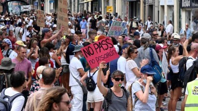 Во Франции тысячи демонстрантов вышли на акции протеста против санитарных пропусков