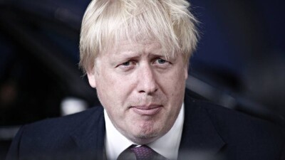 Премьер Великобритании заплатил штраф и извинился за вечеринки в офисе во время карантина