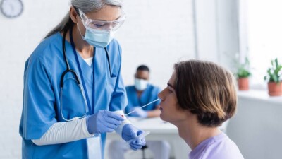 В России срок действия ПЦР-теста из-за штамма "Омикрон" сократят с 72 до 48 часов