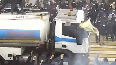 Оперативник об обороне здания ДП: Как в ужасном фильме про зомби, они получали ранения, но шли на нас