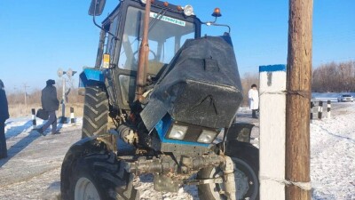 Трактор столкнулся с поездом на переезде в Жетысуской области. Один человек погиб