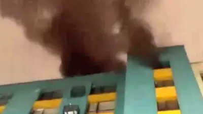 Пожар с сильным задымлением тушат в 10-этажном доме в Алматы