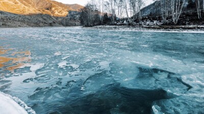 11-летний ребёнок оказался посреди Иртыша на отколовшейся льдине