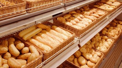 Большинство проголосовавших в опросе Informburo.kz покупают хлеб дороже предельной цены