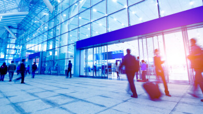 В регионах, находящихся в "красной" зоне, вход провожающих и встречающих на вокзалы и аэропорты будет только по Ashyq