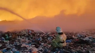 Свалка горит в Алматинской области: потушить пожар пока не удаётся, трассу Алматы – Талдыкорган закрыли