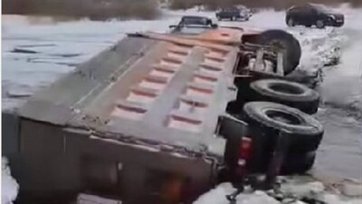 Мост обрушился в СКО. Грузовик с пшеницей упал в реку