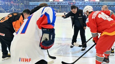 Садыр Жапаров выехал на коньках на лёд на открытии ЧМ по хоккею
