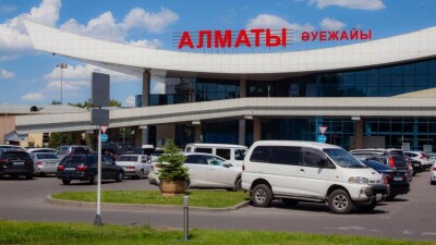 В аэропорту Алматы начали замену шлагбаумов. Пассажиров просят приезжать заранее