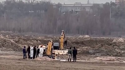 Экскаваторы провалились в грунт во время очистки озера Сайран в Алматы