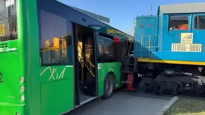 Поезд и пассажирский автобус столкнулись в Боралдае, есть пострадавшие