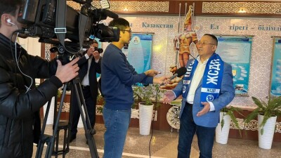 Кандидат в президенты Нурлан Ауесбаев встретился с избирателями в Шымкенте