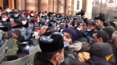 В Ереване протестующие против Пашиняна пытались прорваться в здание правительства