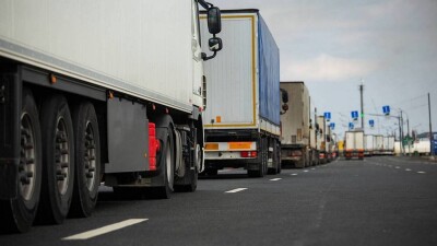Почти 500 грузовиков стоят в пробке на границе Кыргызстана и Казахстана