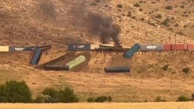 Несколько вагонов грузового поезда сошли с рельсов в Туркестанской области