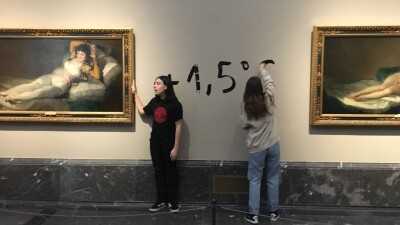 Эко-активистки приклеили себя к картинам Гойи в музее Мадрида