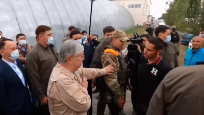 Токаев отодвинул охранника во время общения с жителями Костанайской области