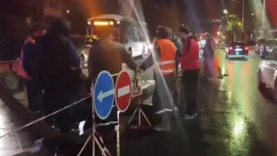 Канализационный коллектор прорвало в Петропавловске. Грязные стоки разлились по улице и попали в подвалы