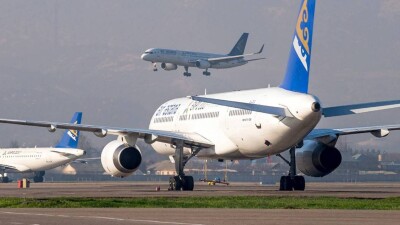 Не хватило трапа. В Air Astana объяснили, почему пассажиров не выпускали из самолёта в Алматы