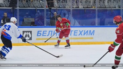 Лукашенко ударили клюшкой по лицу на турнире любителей хоккея
