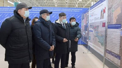 Министр торговли поручил в течение 10 дней очистить очередь на пункте пропуска "Нур жолы"