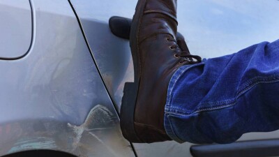 Пинавшего чужую машину астанчанина арестовали на 15 суток