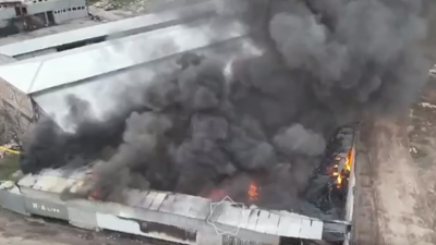 Три человека пострадали во время пожара на складе в Каскелене