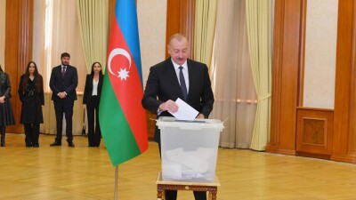 Экзитпол: президент Азербайджана Ильхам Алиев набрал более 92% голосов на внеочередных выборах
