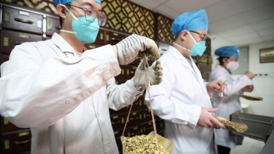 Врачей в больницах Китая обязали использовать традиционную китайскую медицину в лечении Covid-19