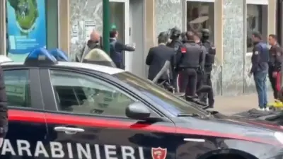 Грабители взяли в заложники 25 человек в банке Италии и скрылись через дыру в полу