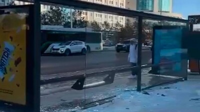 Машина без водителя въехала в остановку в Астане