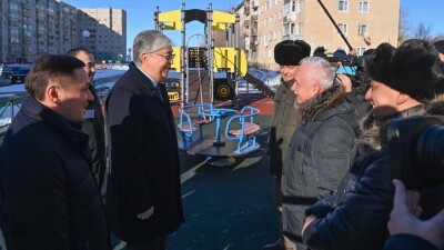 Президент зашёл во двор Степногорска и побеседовал с жителями