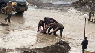 В Актобе мужчины спасли школьницу, упавшую в арык с талой водой