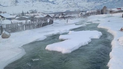 В 30-градусный мороз вышедшая из русла река подтопила дворы в ВКО