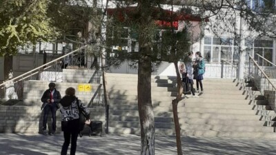 Директора школы в Актобе наказали из-за травли насекомых во время уроков