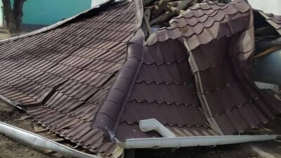 В Атырау ветер снёс крышу кардиоцентра, из-за стихии пострадали три человека