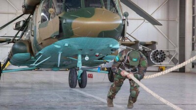 Полицейский из Астаны попал в книгу рекордов Казахстана, отбуксировав боевой вертолёт