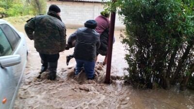 Сильный дождь затопил дворы в Туркестанской области