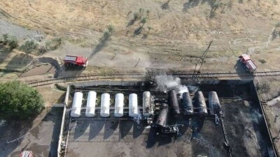 Мощный пожар на нефтебазе рядом с железнодорожной станцией произошёл в Кыргызстане, есть пострадавшие