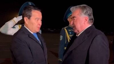 Президенты Таджикистана и Ирана прилетели в Казахстан