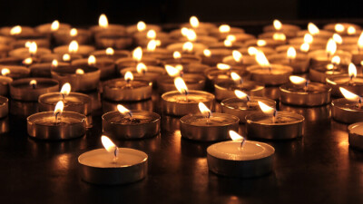 В 200 городах Европы объявили минуту молчания в память о жертвах коронавируса